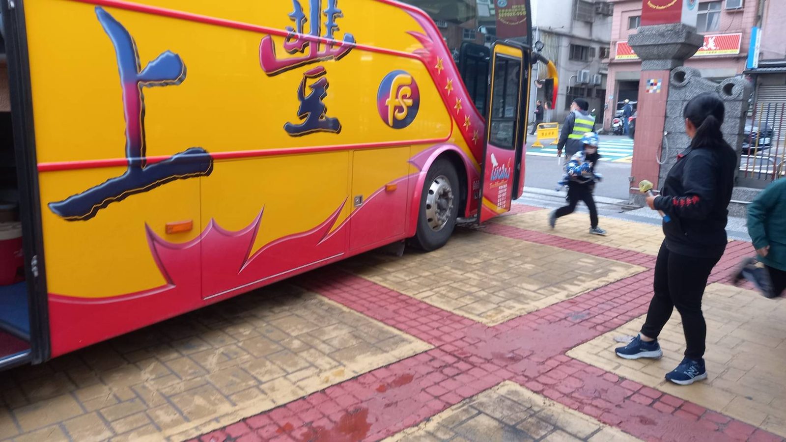遊覽車上下車安全