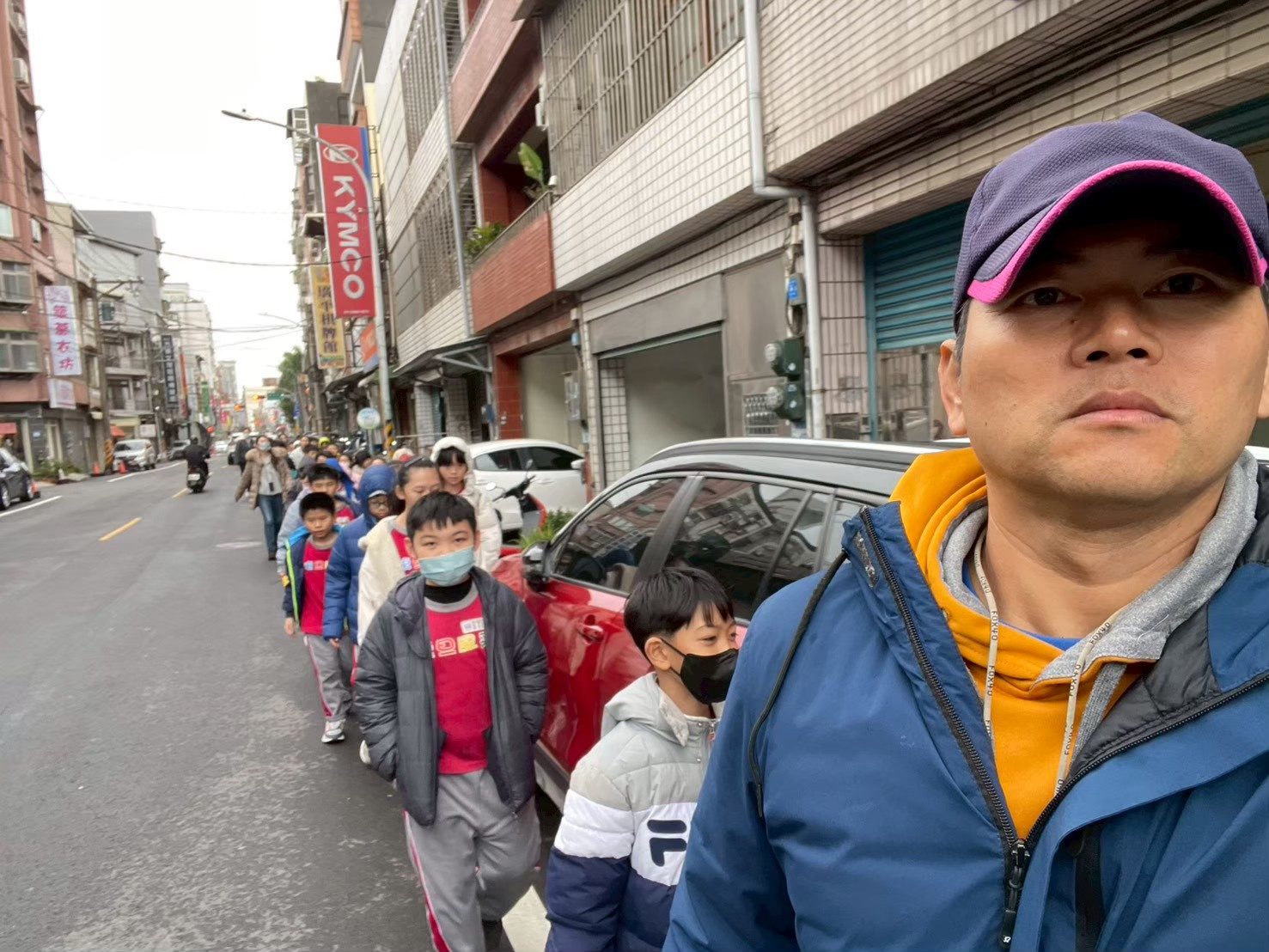 戶外教學步行靠邊走