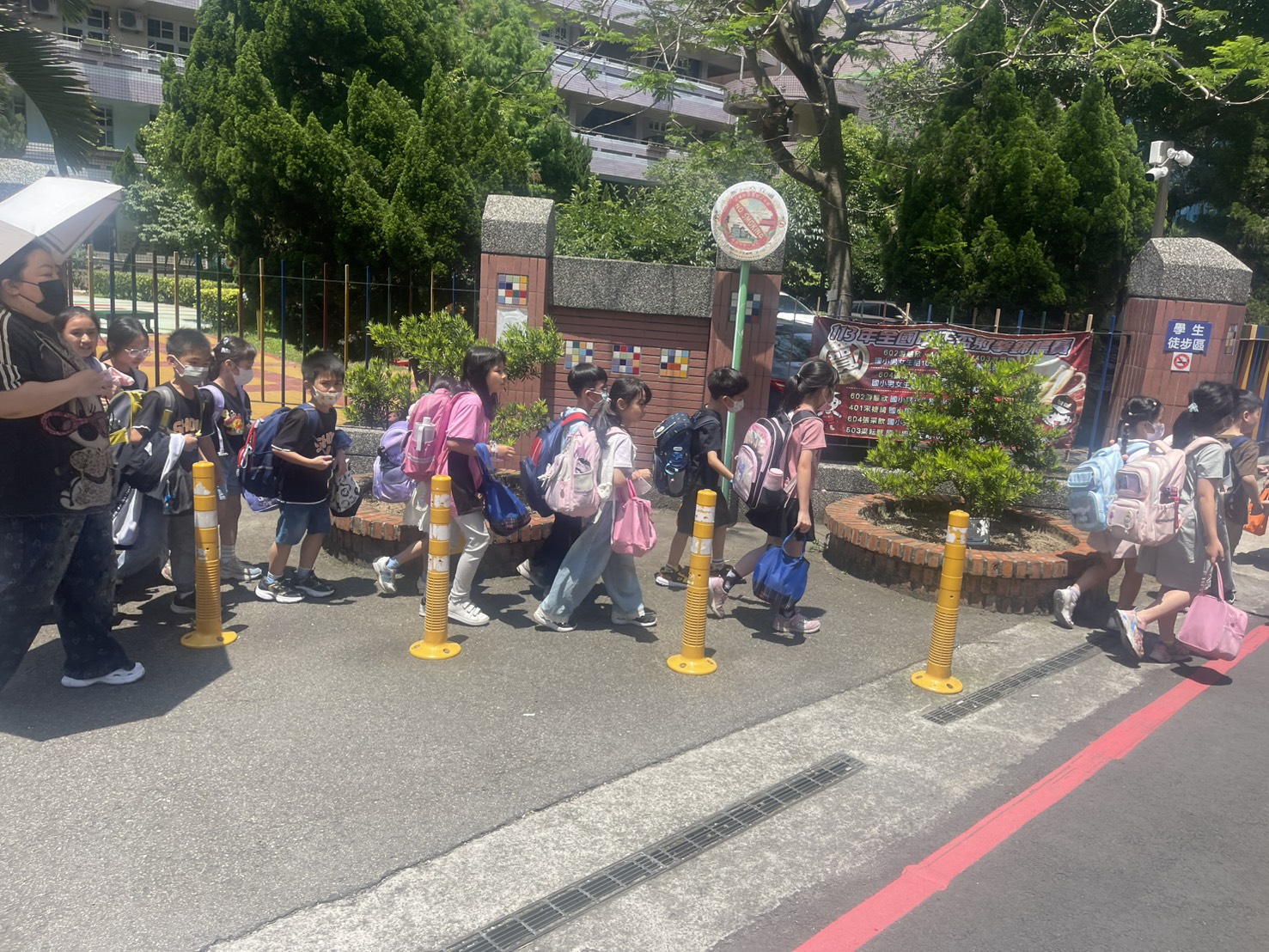 學生排隊依動線離校